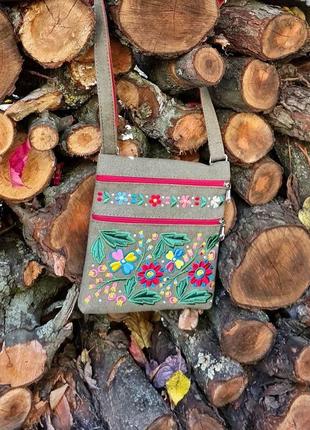 Маленькая сумка с вышивкой "нескорені" цвета хаки (30014)1 фото