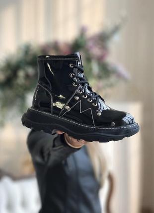 Крутые женские ботинки alexander mcqueen tread haute boots кожа демисезонные чёрные