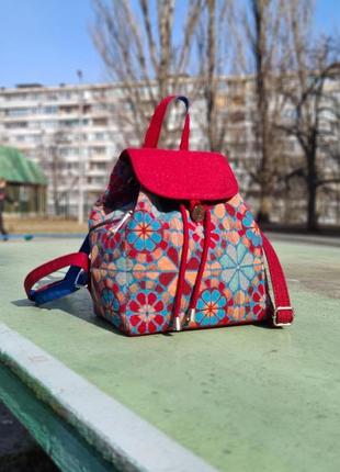 Рюкзак з гобелену "квіти" з червоним клапаном (15070)2 фото