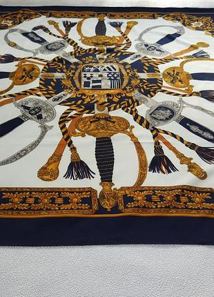 Стильный красивый платок в стиле versace