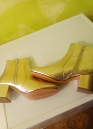 Демисезонные ботиночки золотистого цвета новые от anna field5 фото
