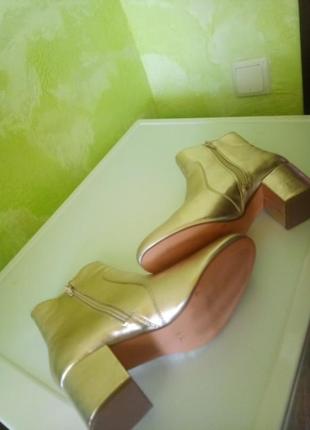 Демисезонные ботиночки золотистого цвета новые от anna field7 фото