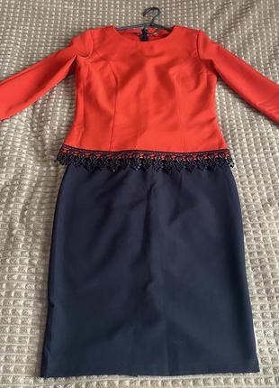 Жіночий діловий костюм зі спідницею