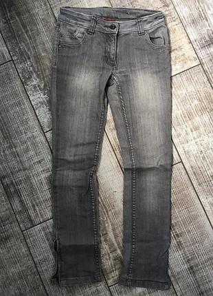 Серые джинсы