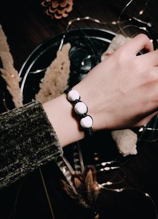 Плетёный браслет с натуральным камнем говлит