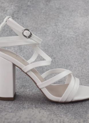 Босоножки на каблуках плетеные белые бежевые голубые