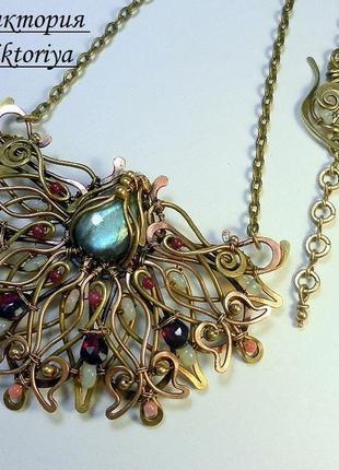 Ажурный кулон с камнями.