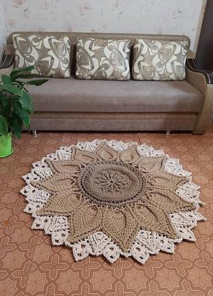 Круглый вязаный ковер.