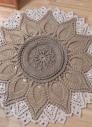 Круглый вязаный ковер.