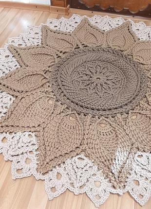 Круглый вязаный ковер.