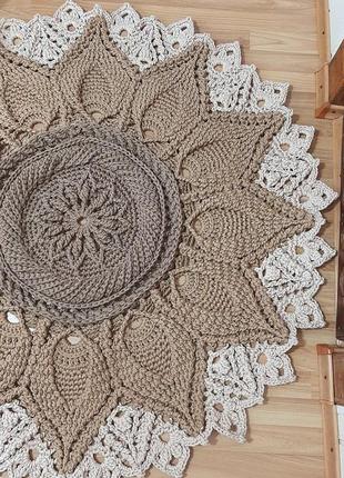 Круглый вязаный ковер.