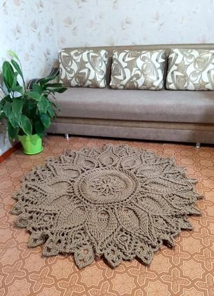 Круглый вязаный ковер.