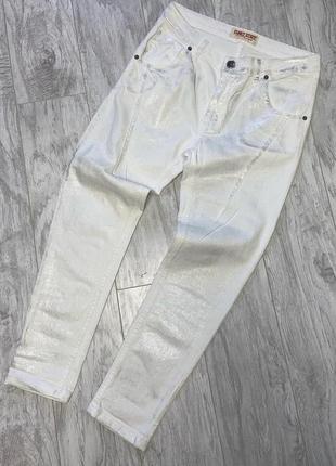 Белые скинни джинсы с металлик эффектом