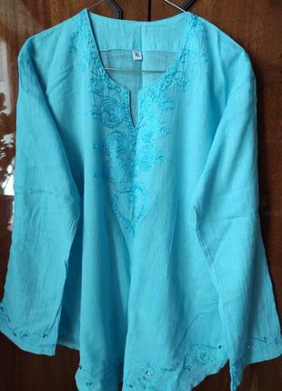 Женская рубашка с вышивкой.