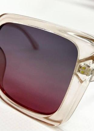 Очки солнцезащитные женские трапеции в пластиковой полупрозрачной оправе с двухцветной тонировкой линз2 фото