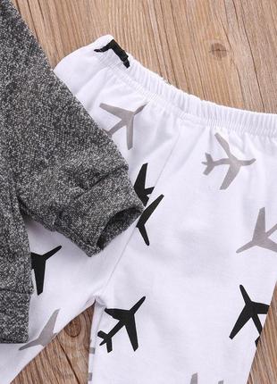 Черно-серый комплект с капюшоном и штанишками «самолет» для мальчика3 фото