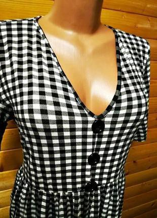 Практичная вискозная блузка в черно-белую клетку английского бренда boohoo3 фото
