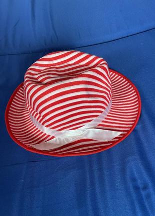 Шляпа яркая в полоску