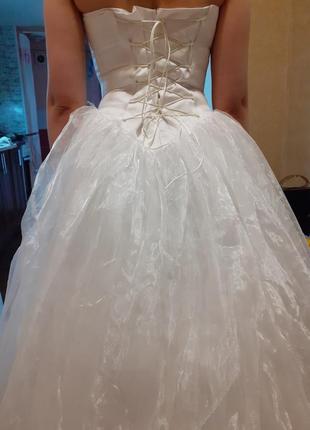 Весільну сукню.розмір 42-48. регулюється шнурівкою.3 фото