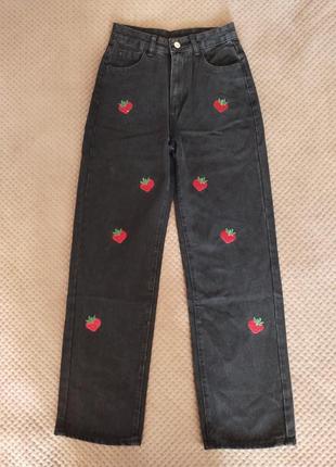 Женские джинсы черного цвета с вышивками shein