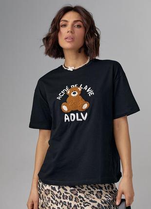 Трикотажна футболка з фактурним ведмедиком та написом