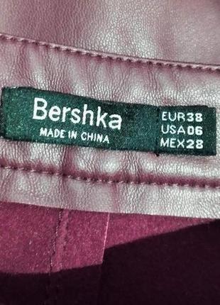 Стильные укороченные брюки из искусственной кожи молодежного испанского бренда bershka4 фото
