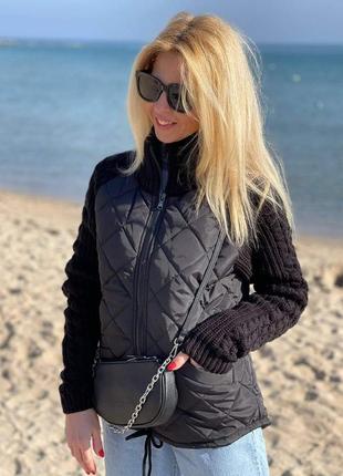 Черная стеганая куртка с вязаными рукавами, деми курточка стеганная1 фото