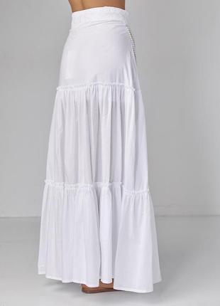 Длинная юбка с оборками украшена ожерельем из жемчуга4 фото