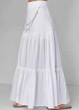Длинная юбка с оборками украшена ожерельем из жемчуга3 фото