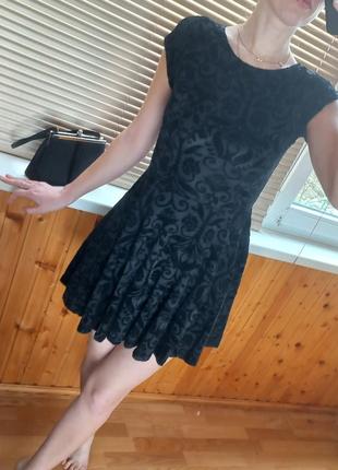 Стильне чорне плаття з квітковим принтом мініплаття чорне плаття сарафан із вензилями оксамитове плаття2 фото