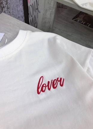 Белая женская футболка с вышивкой "lover"3 фото
