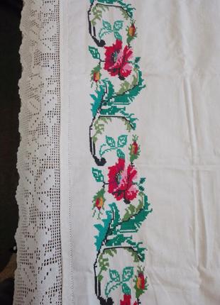 Подзорник вышит крестиком.