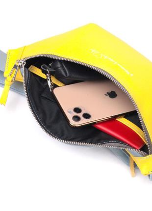 Патриотическая кожаная сумка-бананка комби двух цветов сердце grande pelle 16760 желто-голубая5 фото