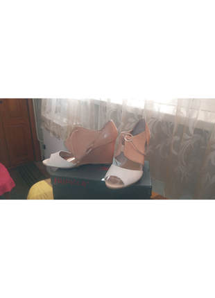 Розпродаж жіночої обуві14 фото