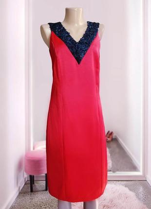 Красное нарядное платье миди , вечернее, с декором  c воротником
