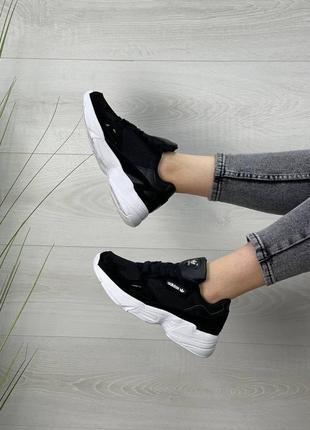 Женские кроссовки adidas originals falcon w black/white5 фото