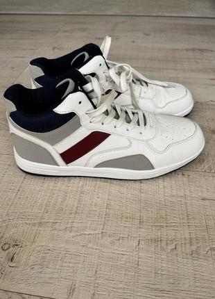 153366791 LeBron James wearing a Nike LeBron 13 PE 43 1100