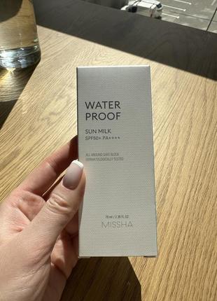 Водостійкий сонцезахисний крем для обличчя missha all-around safe block waterproof sun milk spf50+/pa++++ - 70ml1 фото