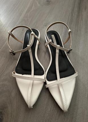 Сандалии белые тренд