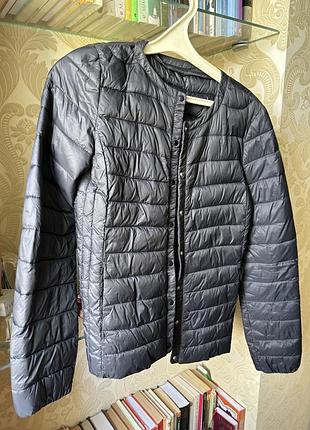 Чорна легка куртка