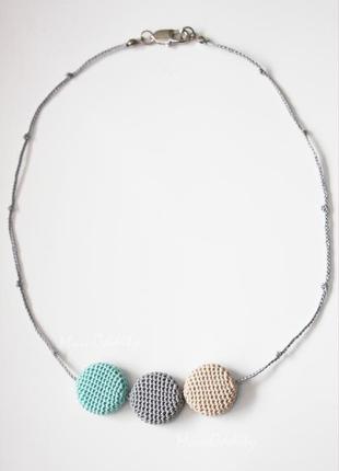 Серо-бирюзовое минималистичное ожерелье крючком