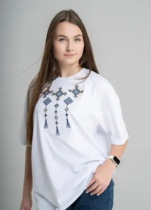 Жіноча oversize футболка з вишивкою на грудях у білому кольорі "меланія"