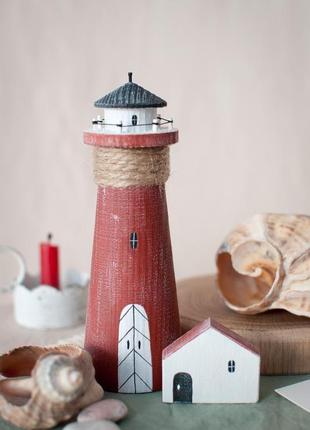 Красный маяк с домиком из дерева (сосна), ручная работа