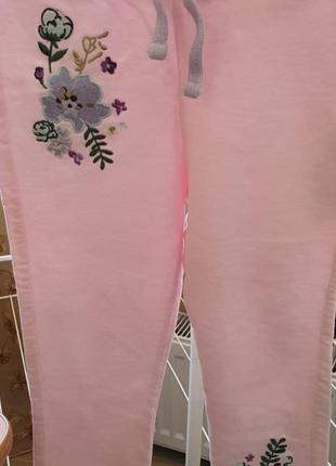 Продам джоггеры на девочку с вышивкой.