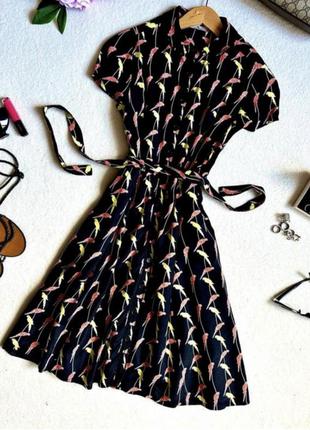 Платье миди на пуговицах чёрное в ярких попугаях,вискоза 50-52 р.