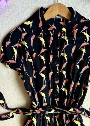 Платье миди на пуговицах чёрное в ярких попугаях,вискоза 50-52 р.3 фото