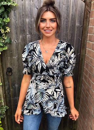 Красива блуза з об'ємними рукавами