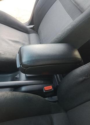 Подлокотник (в подстаканник) для volkswagen golf 4