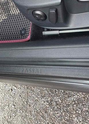 Накладки на пороги ddu (4 шт, пластик) для volkswagen passat b8 2015-2023 гг