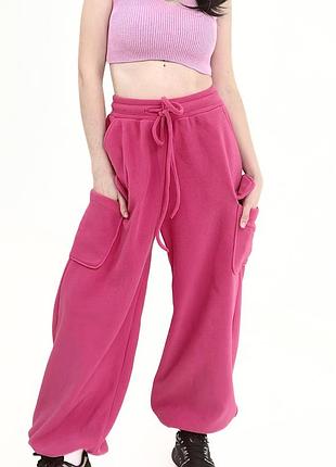 Штаны карго флисовые с карманами малиновые